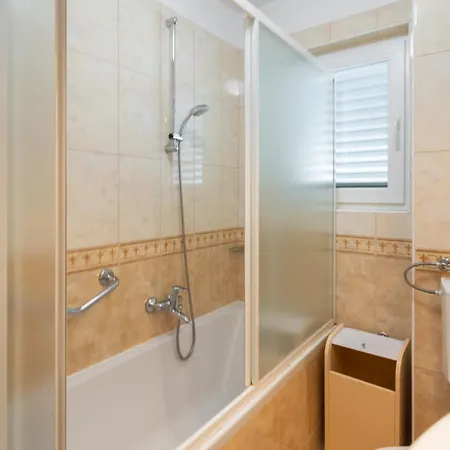 Sunny Макарська