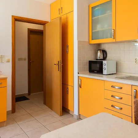 Sunny Макарська