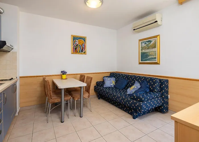 Sunny Daire Makarska