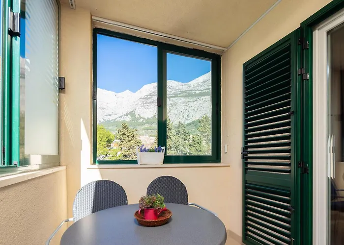 Sunny Daire Makarska