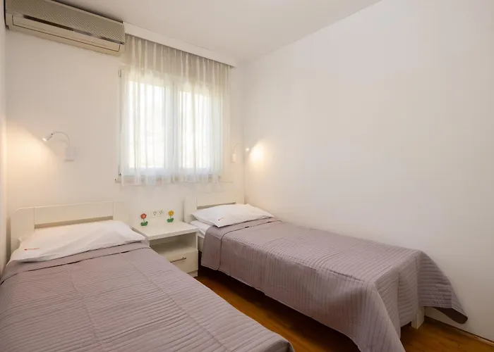 Sunny Daire Makarska