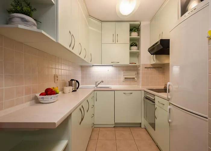 Sunny Daire Makarska