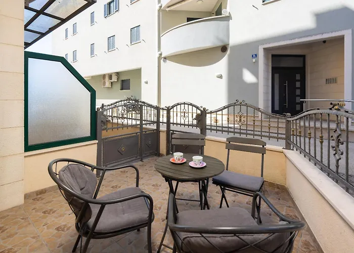 Sunny Daire Makarska