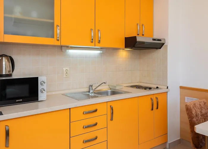 Sunny Daire Makarska