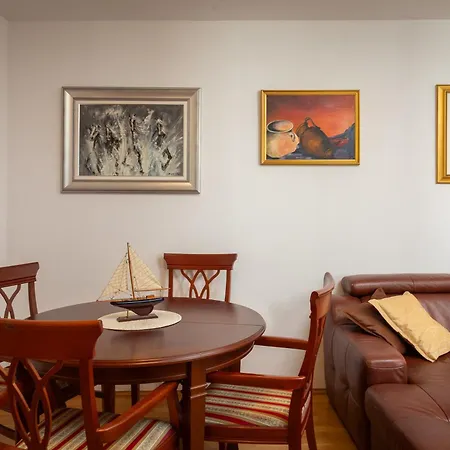 Sunny * Μακάρσκα