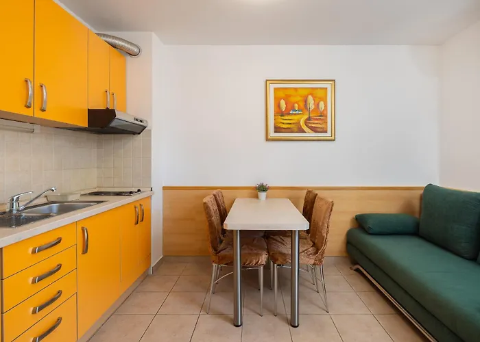 Sunny * מאקרסקה